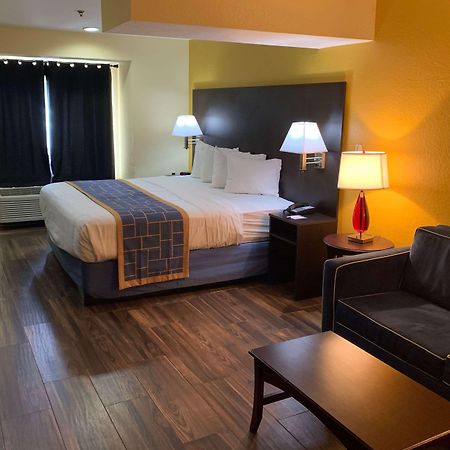 Days Inn & Suites By Wyndham Tampa/Raymond James Stadium Exterior foto