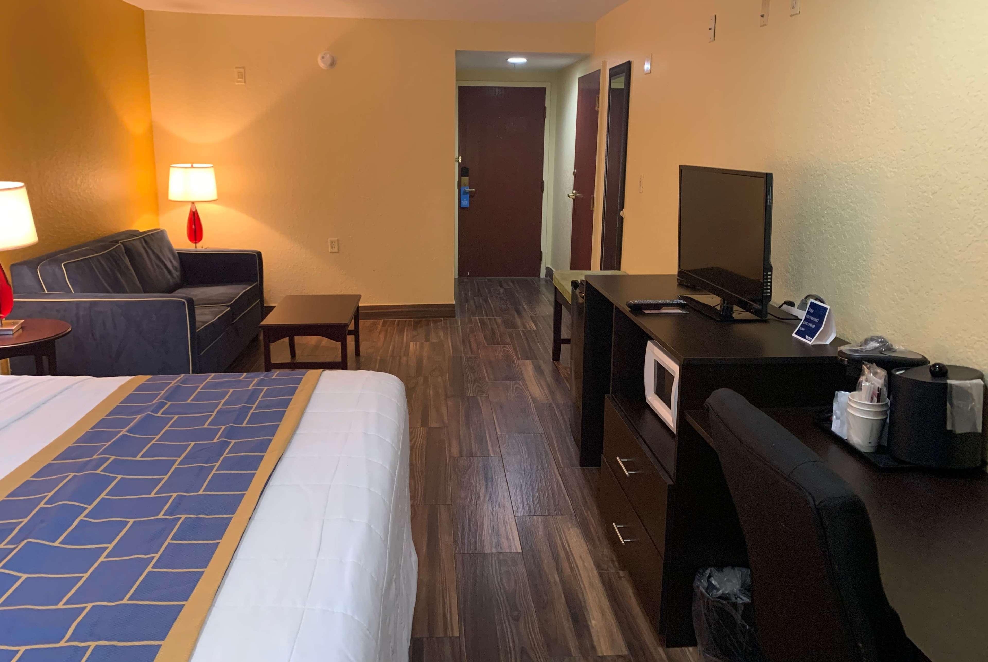 Days Inn & Suites By Wyndham Tampa/Raymond James Stadium Exterior foto
