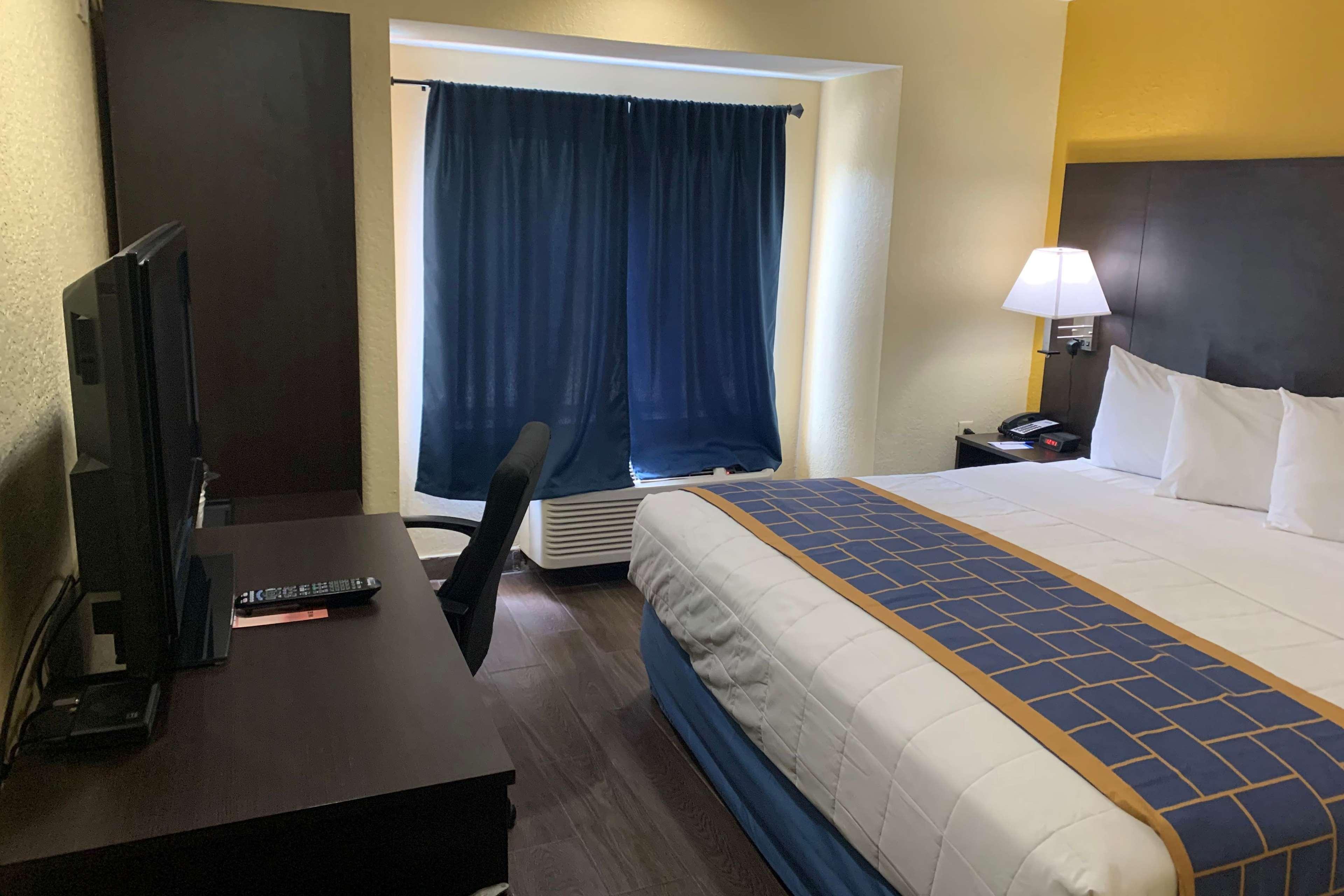Days Inn & Suites By Wyndham Tampa/Raymond James Stadium Exterior foto