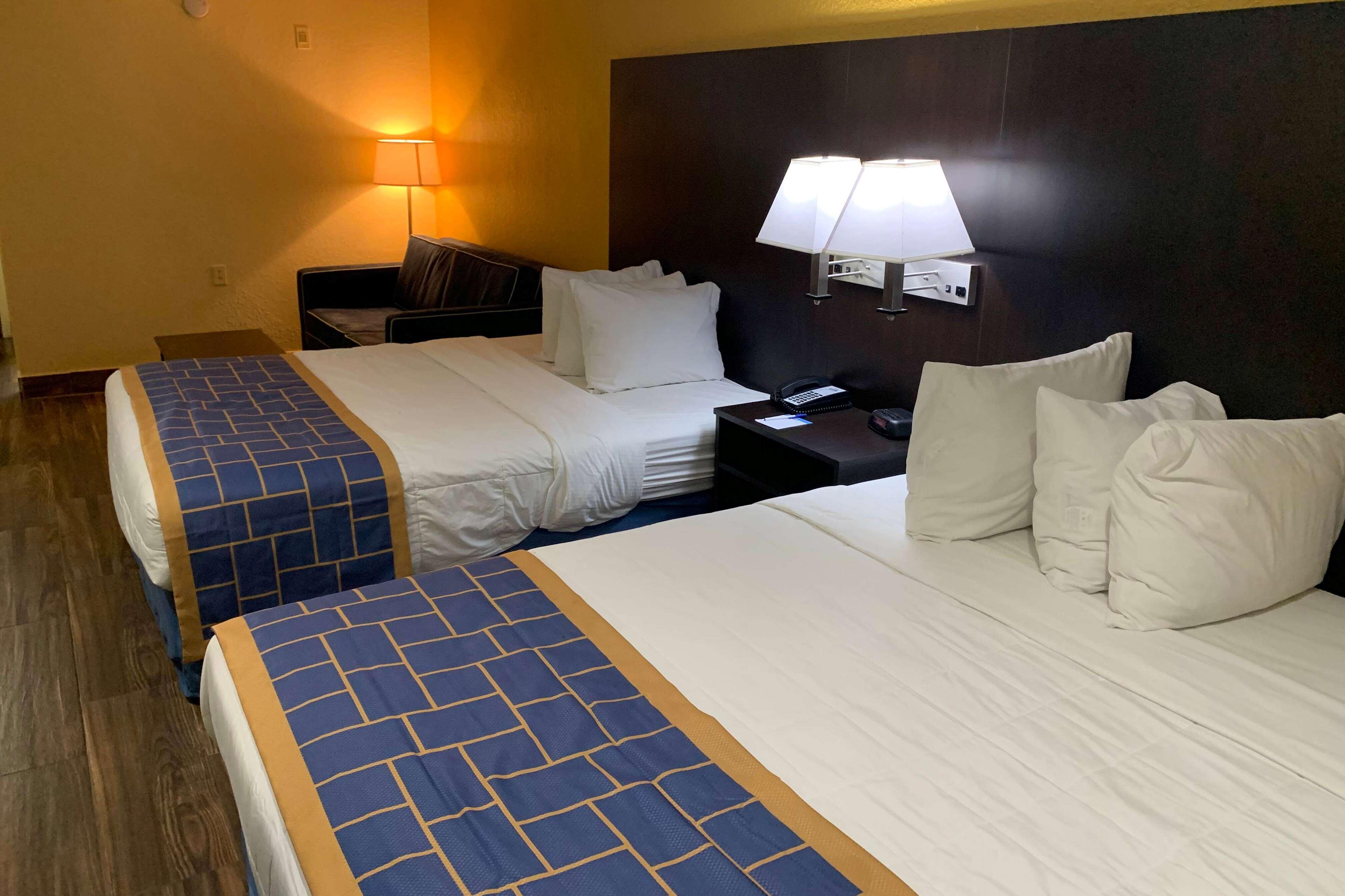 Days Inn & Suites By Wyndham Tampa/Raymond James Stadium Exterior foto