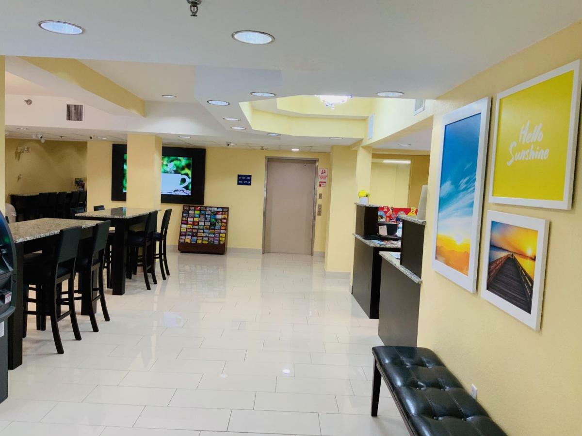 Days Inn & Suites By Wyndham Tampa/Raymond James Stadium Exterior foto