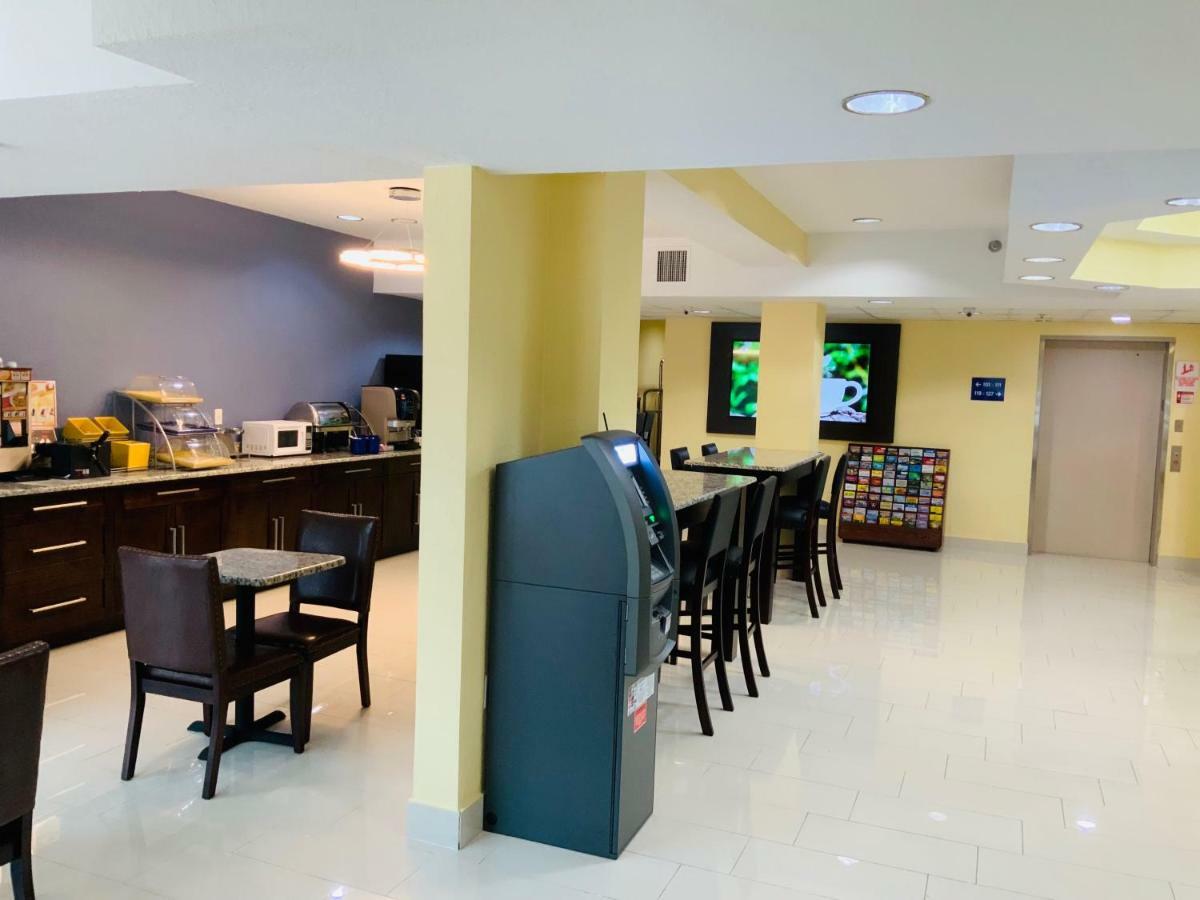 Days Inn & Suites By Wyndham Tampa/Raymond James Stadium Exterior foto